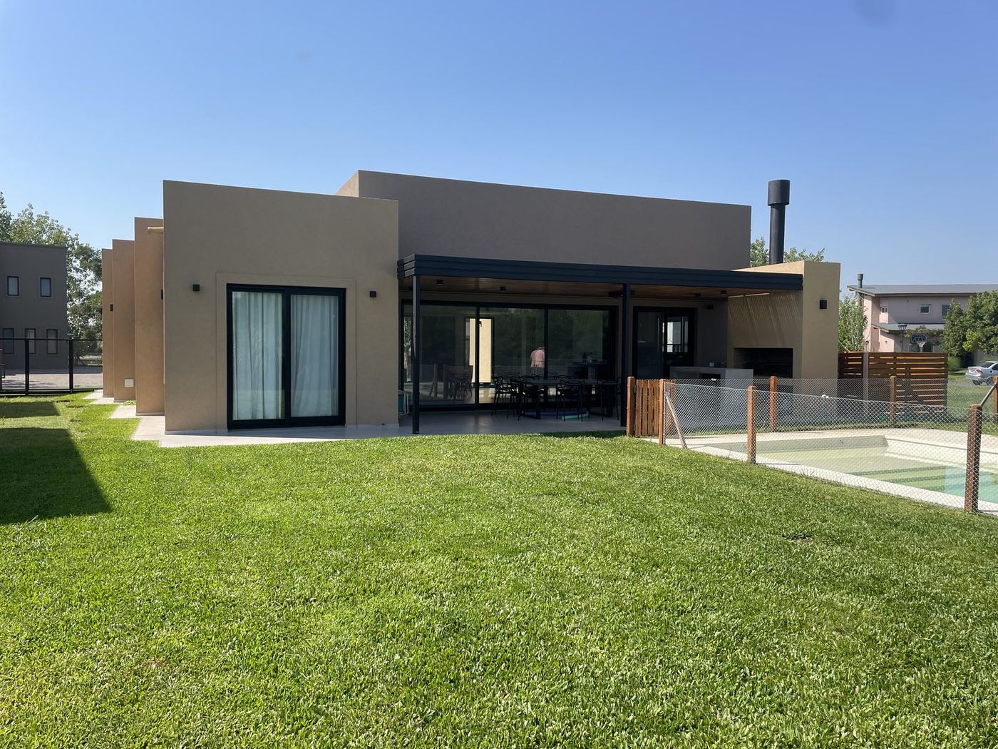 Casa moderna con pileta construida por Estudio Aranoa