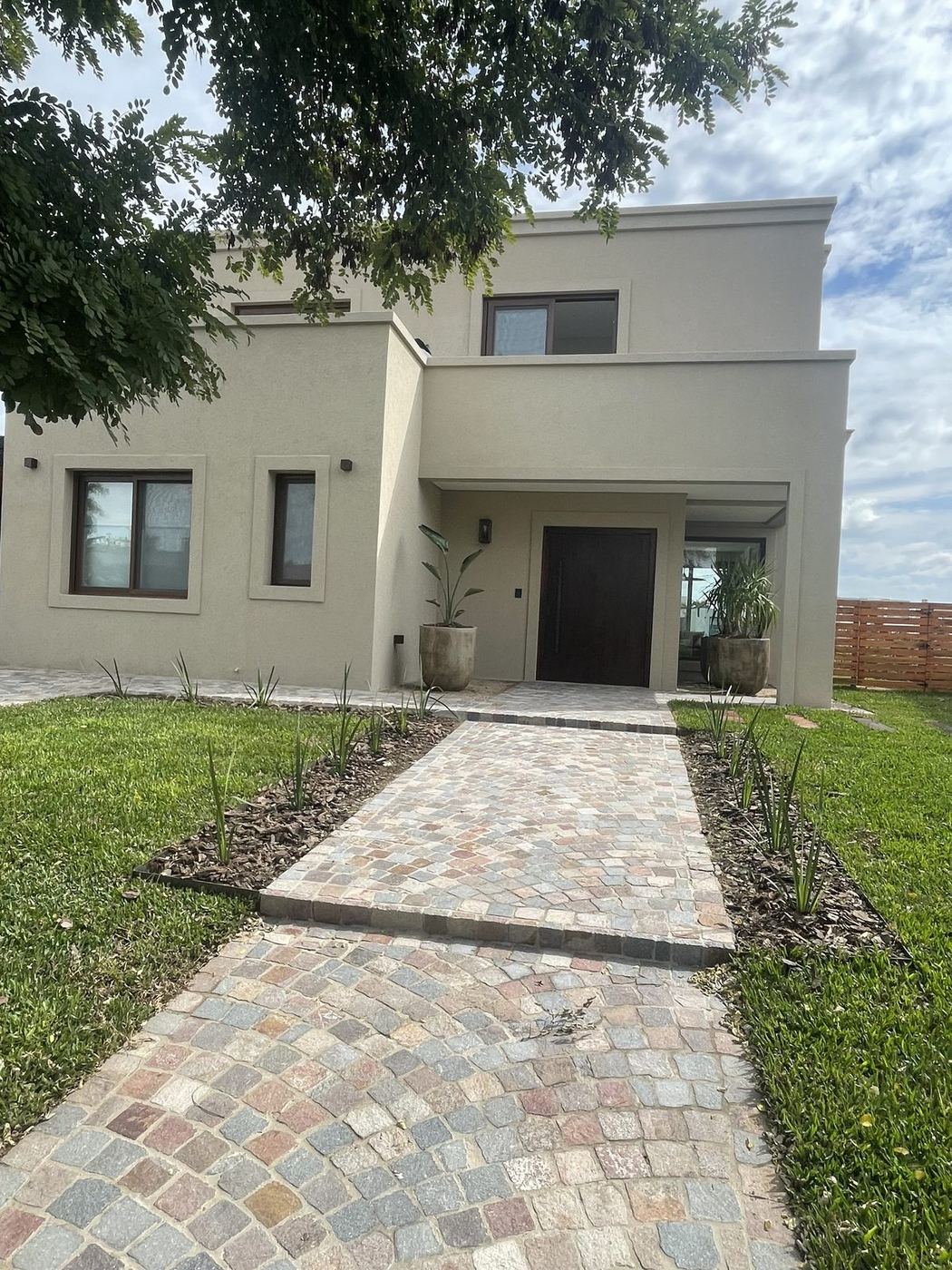 Casa con camino de adoquines construida por Estudio Aranoa