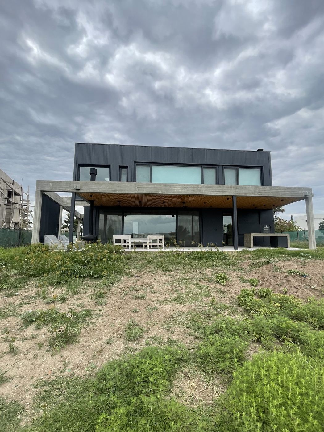 Casa moderna con galería construida por Estudio Aranoa