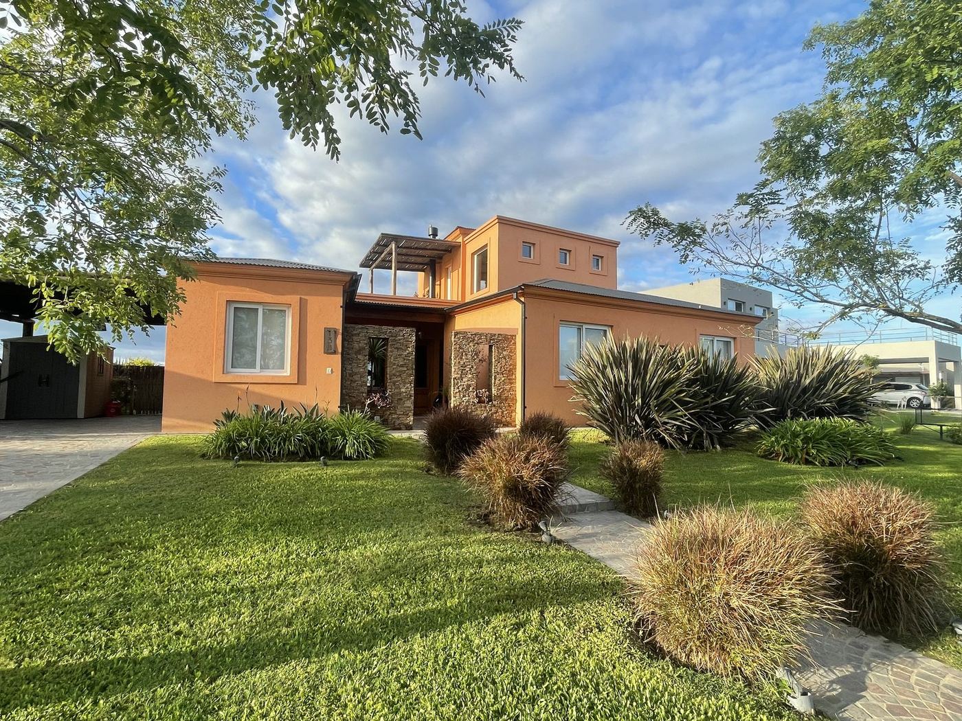 Vivienda familiar con jardín construida por Estudio Aranoa