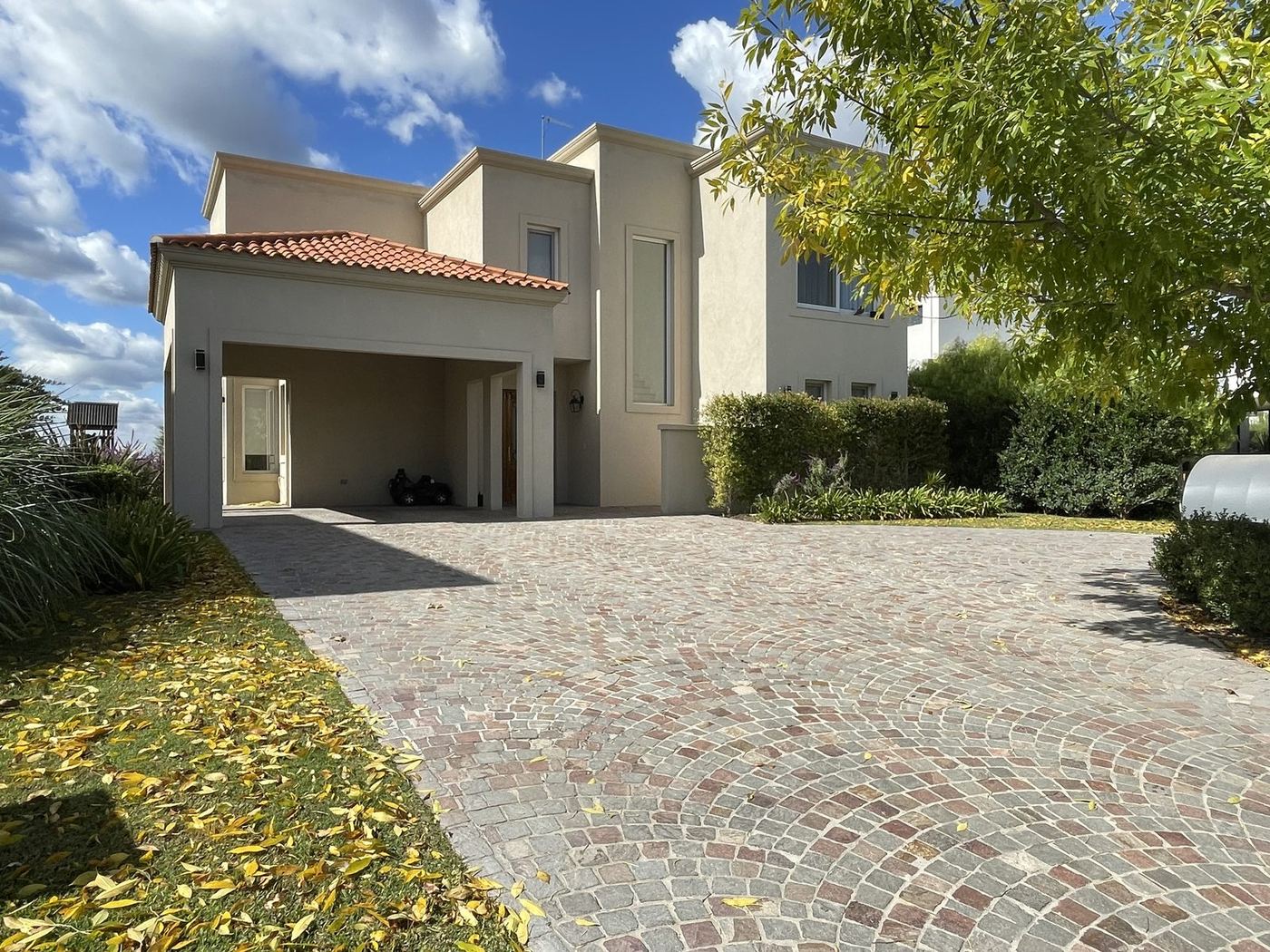 Casa con techo de tejas construida por Estudio Aranoa