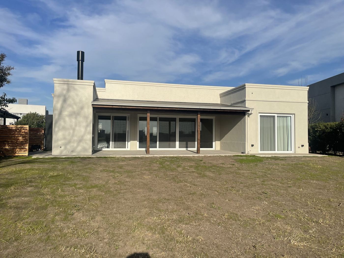 Casa minimalista de una planta construida por Estudio Aranoa