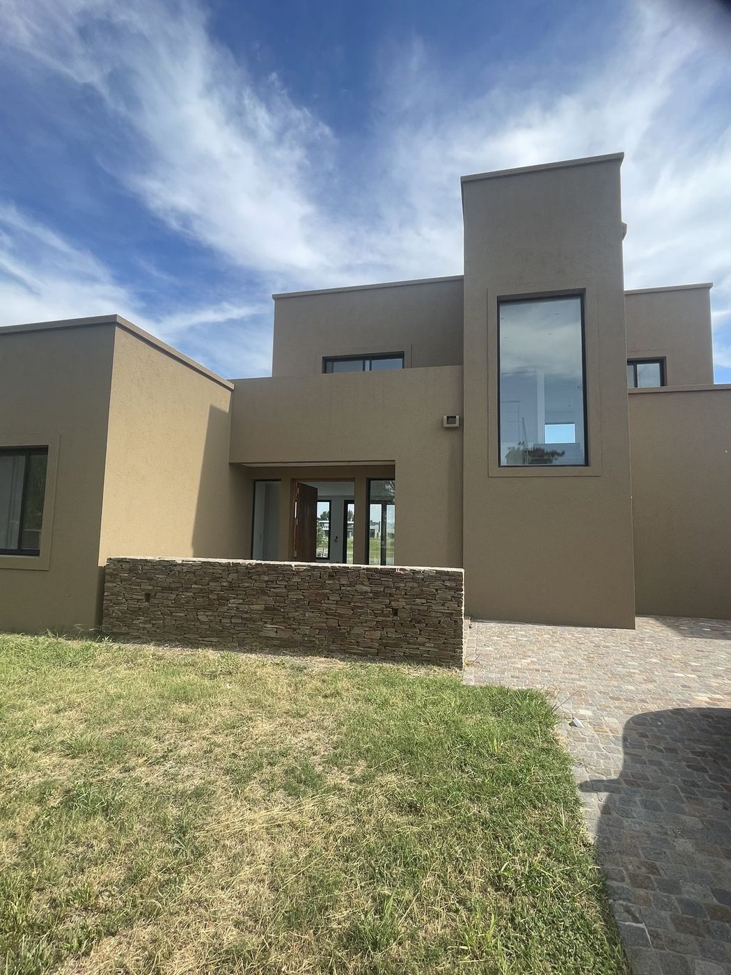 Casa con revestimiento de piedra construida por Estudio Aranoa