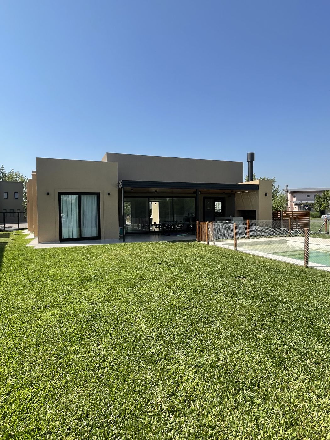 Casa con pileta construida por Estudio Aranoa