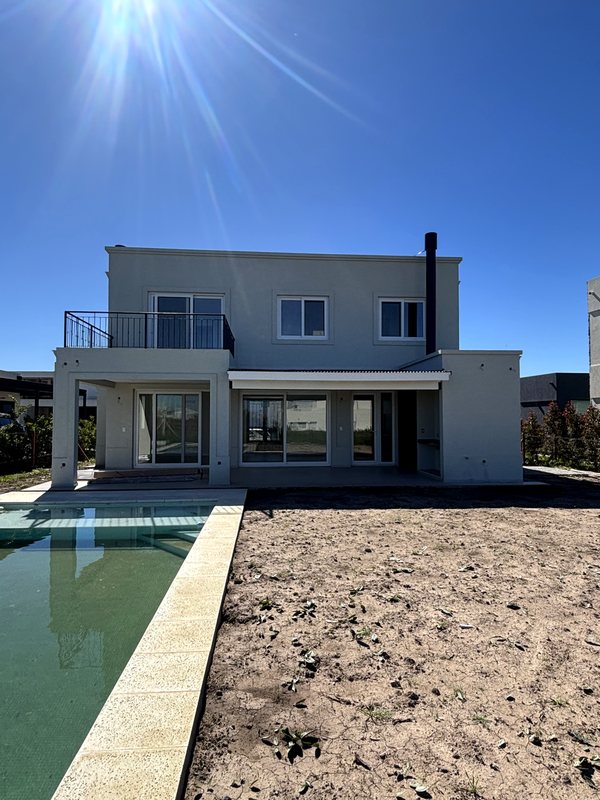 Contrafrente con la pileta — casa en venta de Estudio Aranoa