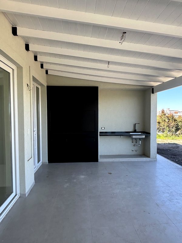 Galería y quincho — casa en venta de Estudio Aranoa