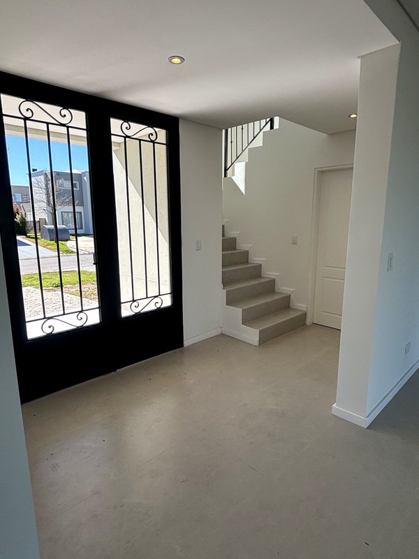 Entrada y escalera — casa en venta de Estudio Aranoa