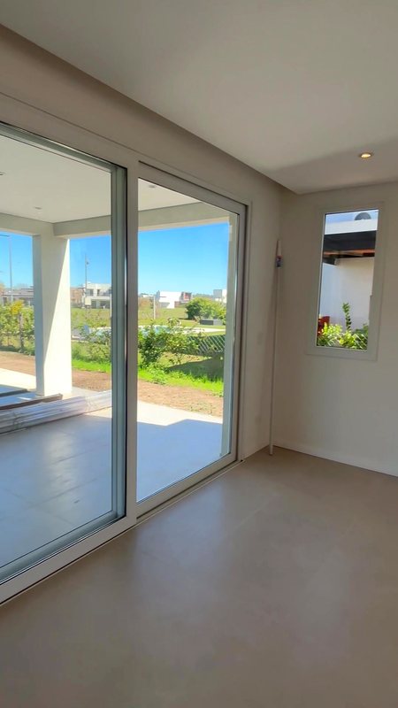 Living con el ventanal al parque — casa en venta de Estudio Aranoa