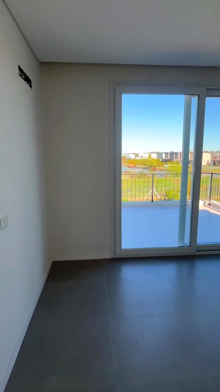 Dormitorio con ventanal — casa en venta de Estudio Aranoa